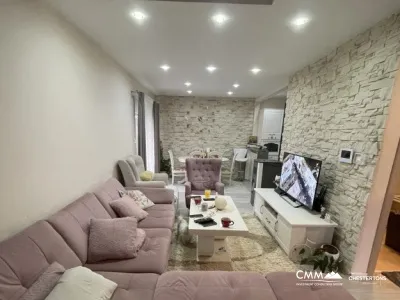 Güzel bir avluya sahip geniş iki katlı ev