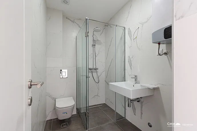 Bečići’de garajlı tek yatak odalı daire