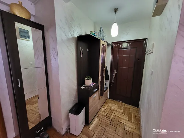 Budva'da sakin bir konumda geniş teraslı daire