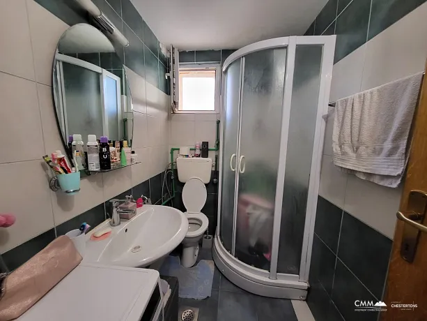 Budva'da sakin bir konumda geniş teraslı daire