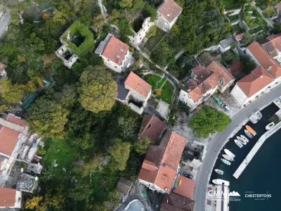 Perast'ta harabelerle arsa