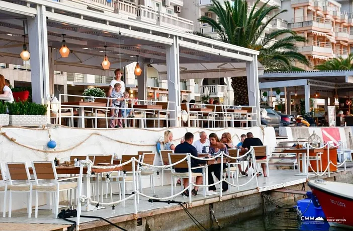 Rafailovići'de denize sıfır satılık restoran
