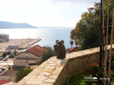 Zelenika'da iki yatak odalı deniz manzaralı ev