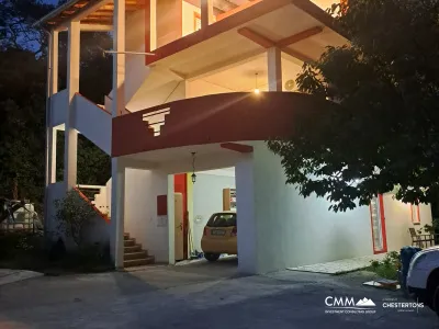 Zeytin Ağaçlarıyla Dolu Muhteşem Bir Arsa Üzerinde Geniş Ev