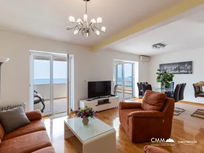 Sveti Stefan'da deniz manzaralı geniş dubleks daire