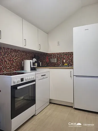 Budva’da 60 m², iki odalı daire, plaja yakın mükemmel konum