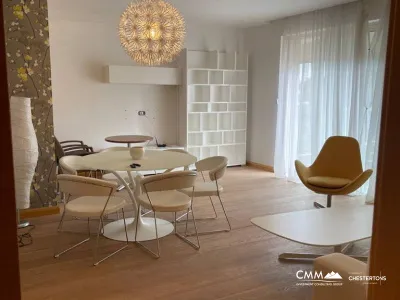 Budva'da şehir manzaralı satılık daire
