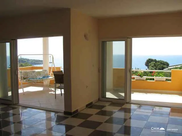 Utjeha’da deniz manzaralı ev — 153 m²