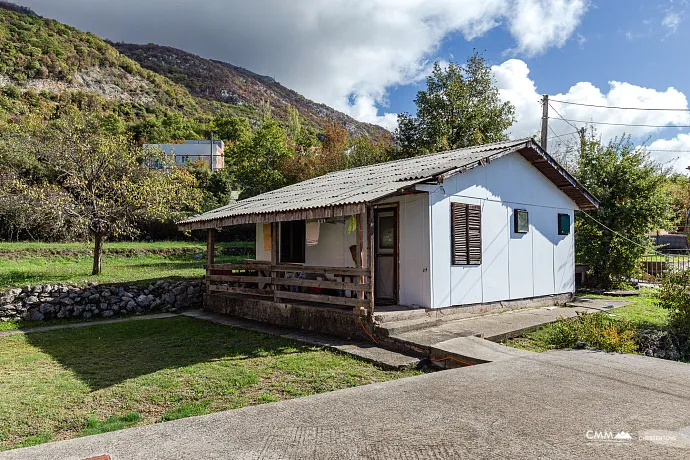 Deniz Manzaralı ve Kendi Su Kaynağı Olan İmarli Arsa – Lapčići, 1.000 m²