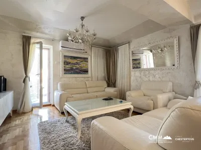 Budva'da iki yatak odalı daire