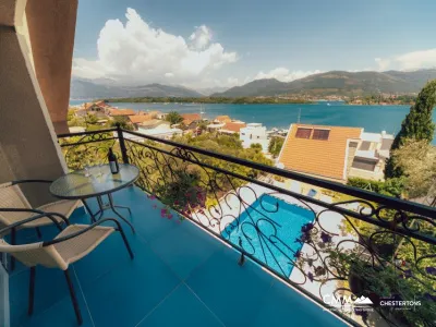 Pitoresk Djurashevichi bölgesinde deniz manzaralı geniş ev