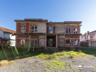 Podgorica merkezinde, 652 m² arazi üzerinde tamamlanmakta olan ofis ve ticaret merkezi.