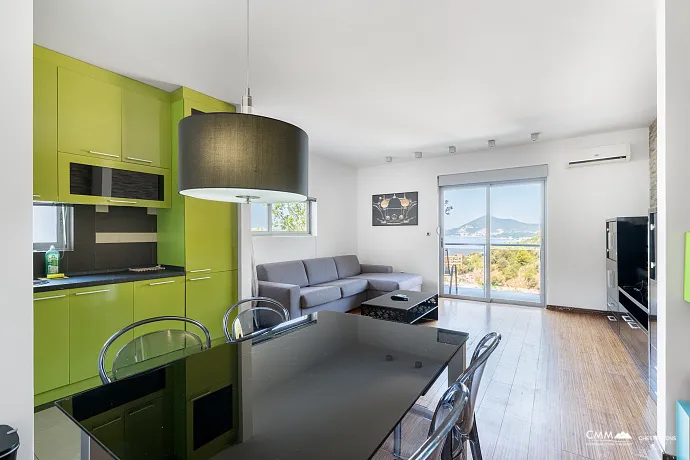 One-bedroom apartment in a complex with a swimming pool in Pržno