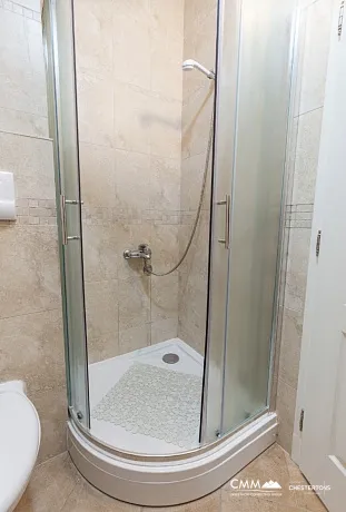 Sveti Stefan'da deniz manzaralı geniş dubleks daire