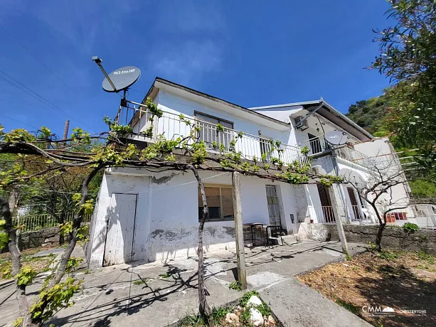 Budva'da panoramik deniz ve şehir manzaralı ev