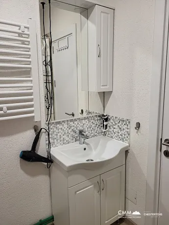 Budva’da 60 m², iki odalı daire, plaja yakın mükemmel konum