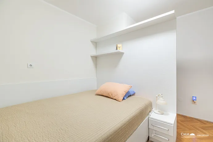 Sveti Stefan'da Deniz Manzaralı Satılık Daire – 77 m²