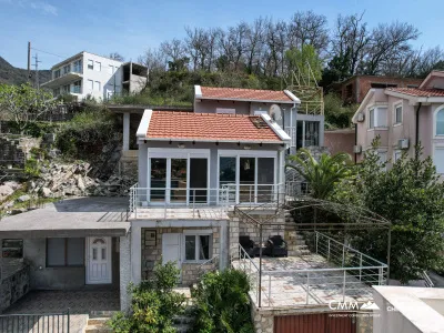 Tivat'ta panoramik deniz manzaralı villa