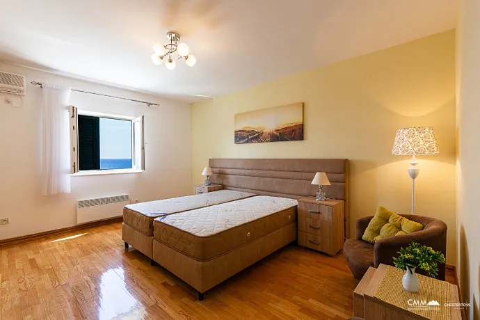 Sveti Stefan'da deniz manzaralı geniş dubleks daire