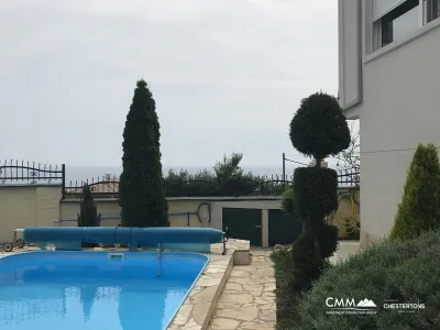 Bar bölgesinde deniz manzaralı ev