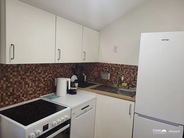 Budva’da 60 m², iki odalı daire, plaja yakın mükemmel konum