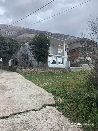 Sutomore'da iki katlı ev