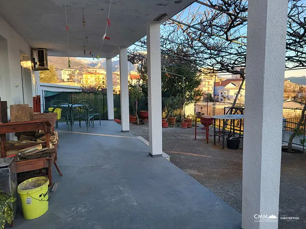 Bar'da üç yatak odalı ev