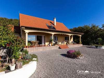 Panoramik Doğa Manzaralı Aile Evi