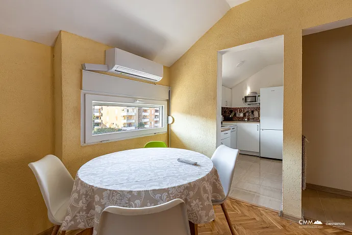 Budva’da 60 m², iki odalı daire, plaja yakın mükemmel konum