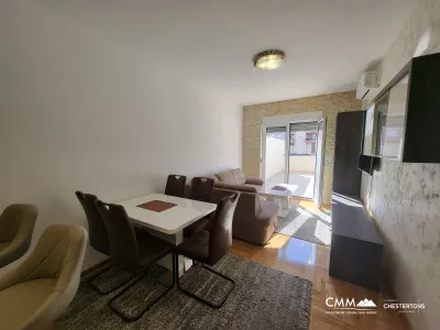 Budva'nın merkezinde geniş teraslı daire