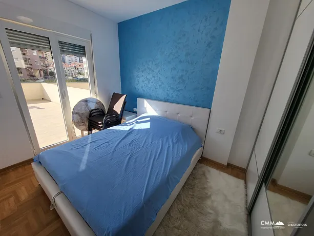 Budva'nın merkezinde geniş teraslı daire