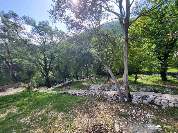 Kotor'a Yakın Deniz Manzaralı ve Doğal Şelaleli Arsa