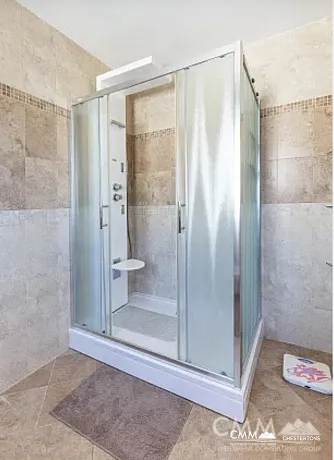 Sveti Stefan'da deniz manzaralı geniş dubleks daire