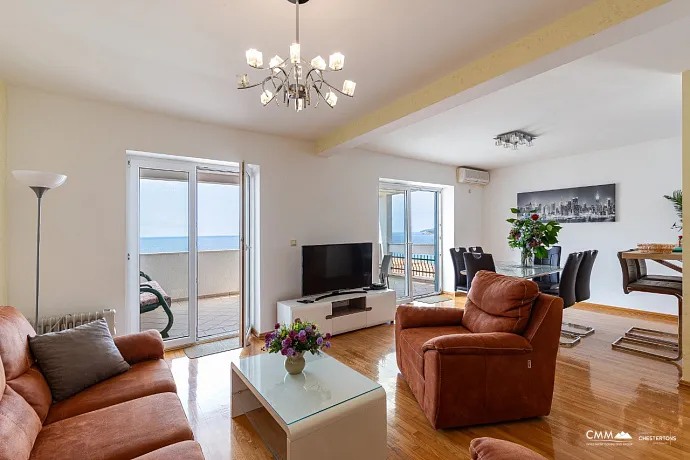 Sveti Stefan'da deniz manzaralı geniş dubleks daire