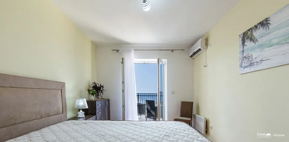 Sveti Stefan'da deniz manzaralı geniş dubleks daire