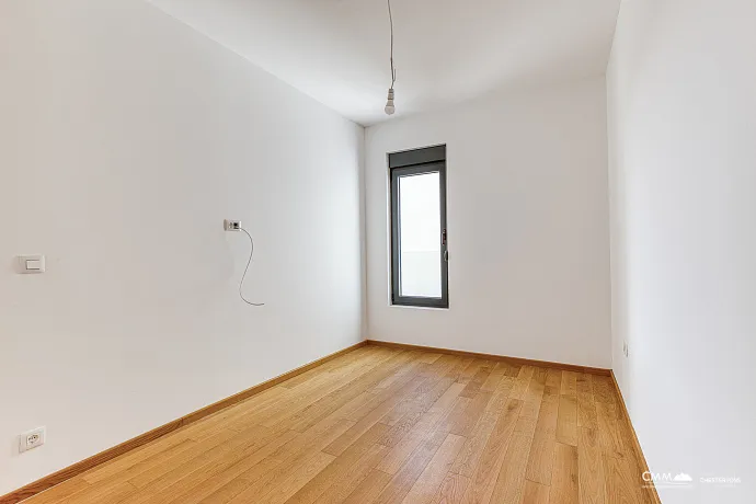 Bečići’de garajlı tek yatak odalı daire