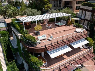 Panoramik deniz manzaralı premium bir komplekste çatı katı