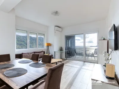 Reževići’de denize sıfır konumda bulunan 450 m²’lik özel bir arsa