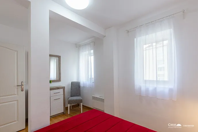 Sveti Stefan'da deniz manzaralı geniş dubleks daire