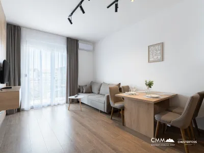 Denize yakın, güneşli 42 m²'lik 1+1 daire Budva'da.