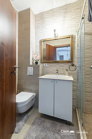 Tivat, Mažina Bölgesinde Deniz Manzaralı Geniş Daire