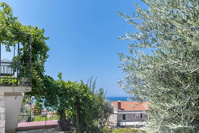 Sveti Stefan'da Deniz Manzaralı Satılık Daire – 77 m²