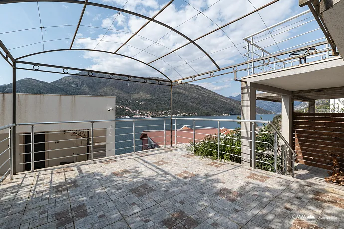 Tivat'ta panoramik deniz manzaralı villa