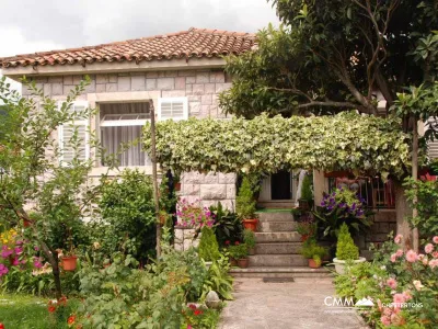 Herceg Novi'de denizden ilk sıradaki ev