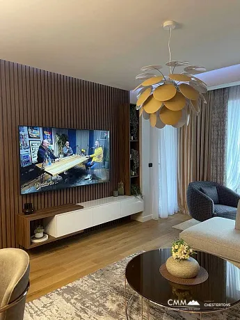 Bečići’de deniz manzaralı 3 yatak odalı daire — yeni bina, garaj dahil