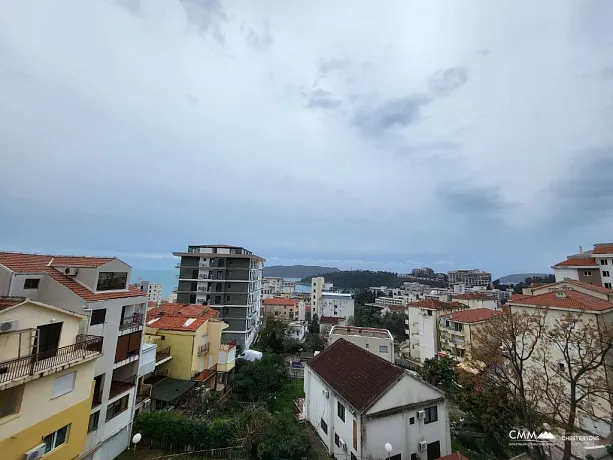 Becici'de deniz manzaralı tek yatak odalı daire