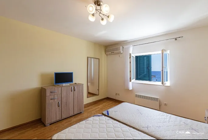 Sveti Stefan'da deniz manzaralı geniş dubleks daire