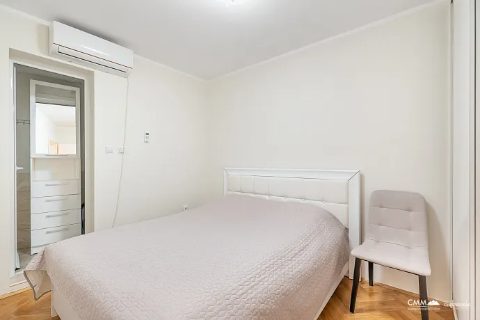 Sveti Stefan'da Deniz Manzaralı Satılık Daire – 77 m²