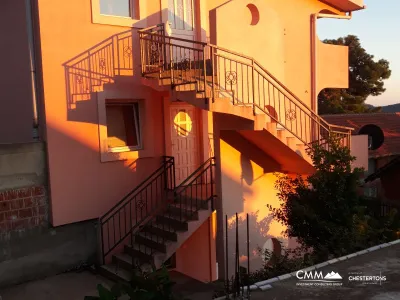 Bar yakınında üç katlı ev