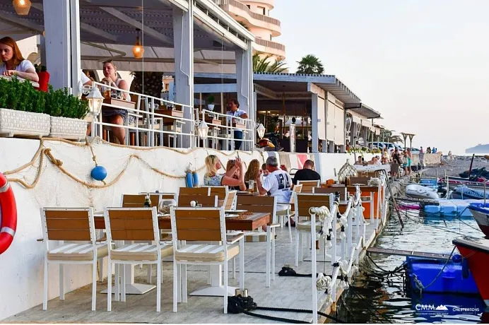 Rafailovići'de denize sıfır satılık restoran